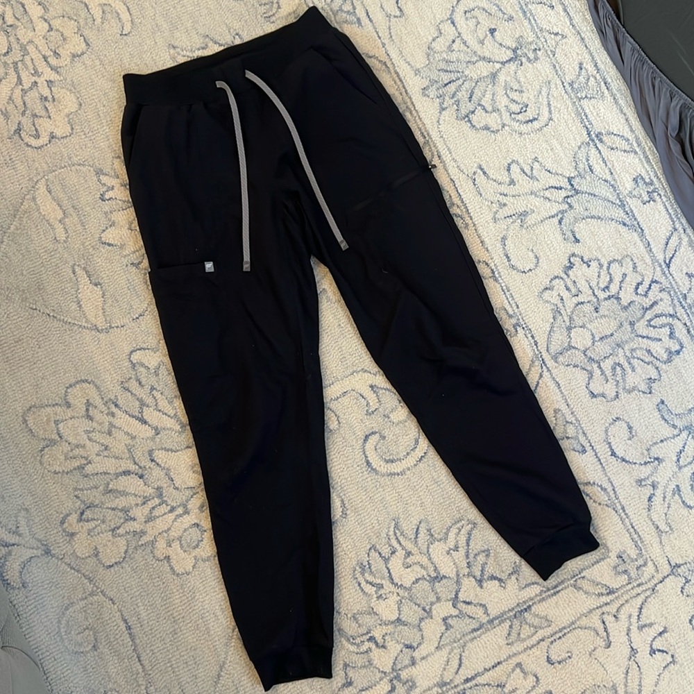 FIGS black Zamora scrub pants small